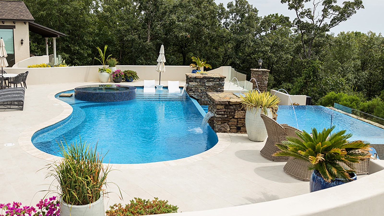 Luxury pool photo 8